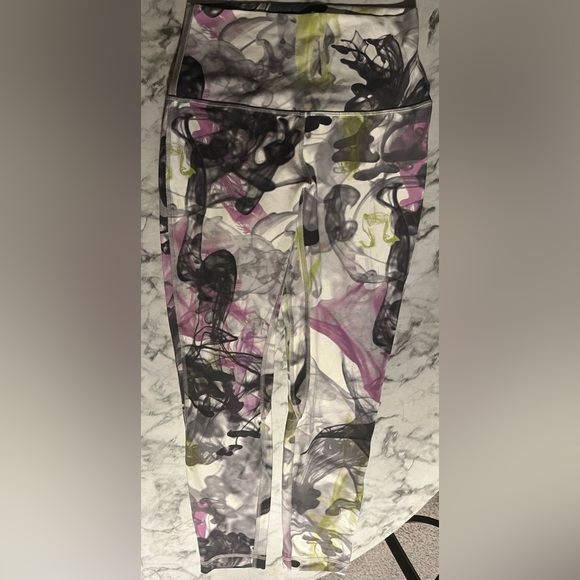 Lululemon size 6 is in-very good condition no issues with. - Picture 4 of 8